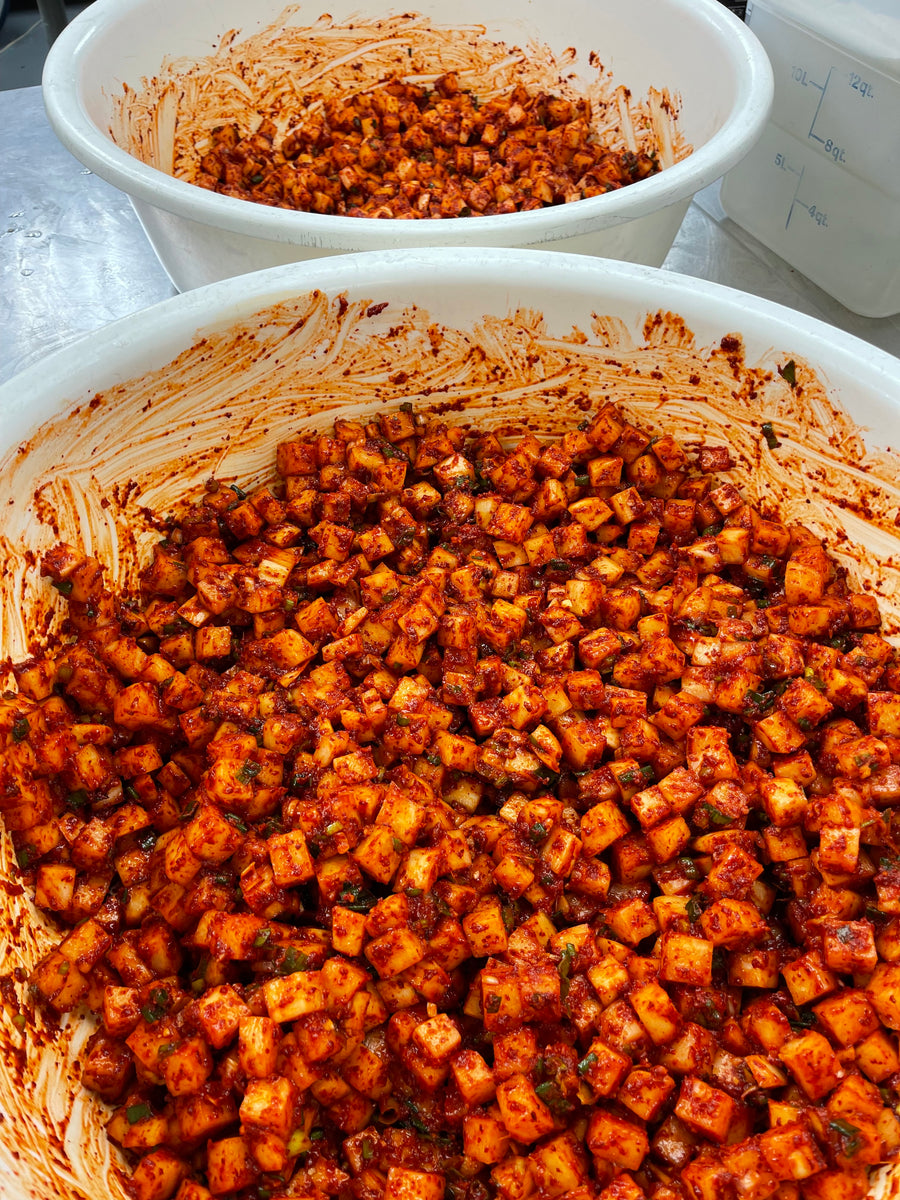 .Kkakdugi (daikon radish kimchi) (traditional or vegan) Kream Kimchi